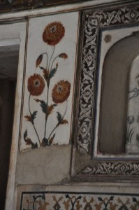 Naturalistic rendition of flowers, Wall, Main tomb chamber