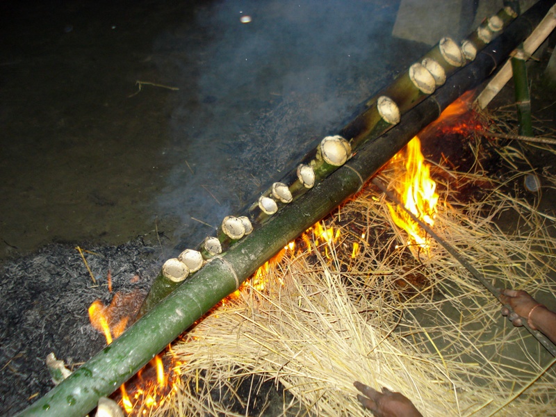 preparing by heating the rice stuffed bamboo cake